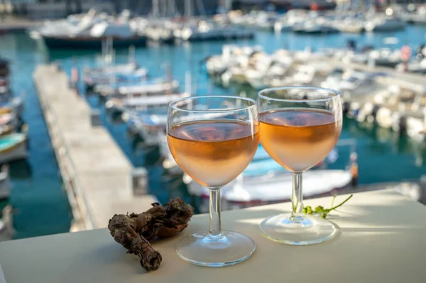 Cold Rose Provencal Wine Glasses Served Sunlights Outdoor Terrace View — 스톡 사진