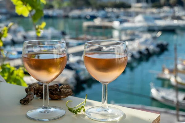 Провансальское Вино Холодной Розы Стаканах Подается Солнечных Лучах Открытой Террасе — стоковое фото