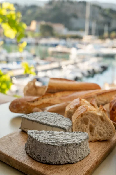 Fransız keçi peyniri selles-sur-cher ve taze kruvasan Cassis, Provence, Fransa 'nın limanındaki teknelerde servis ediliyor. Peynir tatma, yakın çekim.
