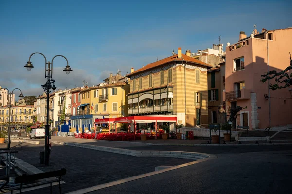 Güney Fransa 'da güneşli bir gün, eski Provencal kıyı kasabası Cassis' te yürüyor, dar sokaklar ve renkli binalar, Provence, Fransa ilkbaharda