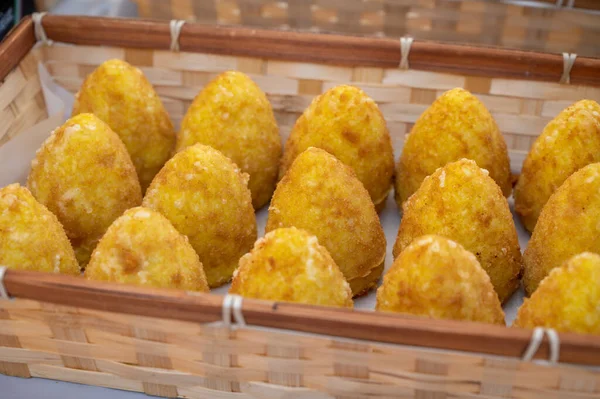 Comida Callejera Siciliana Croquetas Arroz Frito Con Diferentes Rellenos Mercado —  Fotos de Stock
