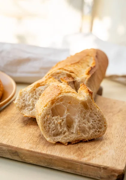 Zomer Ochtend Provence Traditioneel Ontbijt Met Verse Croissants Stokbrood Uitzicht — Stockfoto