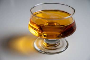 Bir bardak elma şarabı beyaz masada, Normandiya, Fransa