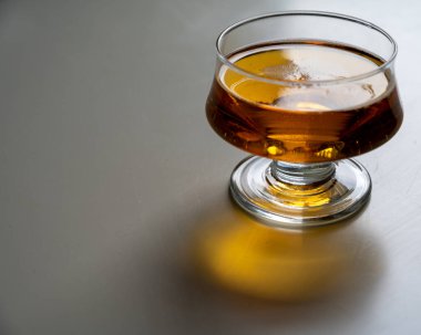 Bir bardak elma şarabı beyaz masada, Normandiya, Fransa