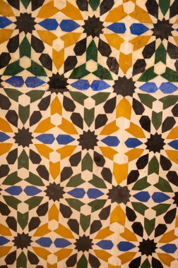 İspanya, Endülüs 'teki Alhambra Sarayı Granada' daki Nasrid Sarayı 'ndaki duvarların süslü ortaçağ seramik fayansları. Arapça süsleme arkaplan duvar kağıdı.