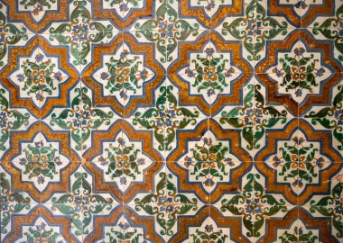 İspanya, Endülüs 'teki Alhambra Sarayı Granada' daki Nasrid Sarayı 'ndaki duvarların süslü ortaçağ seramik fayansları. Arapça süsleme arkaplan duvar kağıdı.