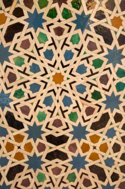 İspanya, Endülüs 'teki Alhambra Sarayı Granada' daki Nasrid Sarayı 'ndaki duvarların süslü ortaçağ seramik fayansları. Arapça süsleme arkaplan duvar kağıdı.