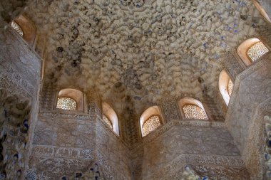 Alhambra Sarayı, Granada, Endülüs, İspanya 'daki Nasrid saraylarının dekoratif tavan ve duvarları mimari detaylar.