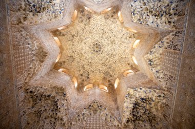 Alhambra Sarayı, Granada, Endülüs, İspanya 'daki Nasrid saraylarının dekoratif tavan ve duvarları mimari detaylar.