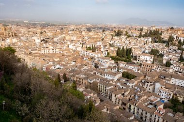 Hava manzaralı binalar, eski bölge, dağlar ve saray, dünya mirası şehir Granada, Endülüs, İspanya ilkbaharda