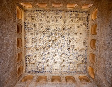 Alhambra Sarayı, Granada, Endülüs, İspanya 'daki Nasrid saraylarının dekoratif tavan ve duvarları mimari detaylar.