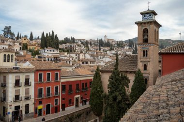 Dünya Mirası Şehri Granada, Endülüs, İspanya 'nın eski orta kesimindeki binaların çatıdan görünüşü
