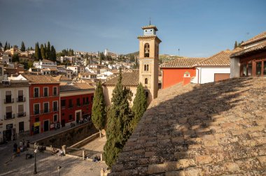 Dünya Mirası Şehri Granada, Endülüs, İspanya 'nın eski orta kesimindeki binaların çatıdan görünüşü