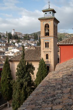 Dünya Mirası Şehri Granada, Endülüs, İspanya 'nın eski orta kesimindeki binaların çatıdan görünüşü