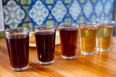 Malaga, Endülüs, İspanya 'nın orta kesimindeki eski şarap barındaki ahşap fıçılardan farklı tatlı şaraplar tatmak.