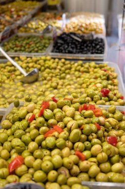 Malaga, Endülüs, İspanya 'daki çiftçi pazarında olgun turşulu yeşil zeytin çeşitleri