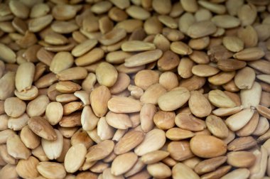 Kavrulmuş badem, fındık, lezzetli sağlıklı vejetaryen yemekleri.