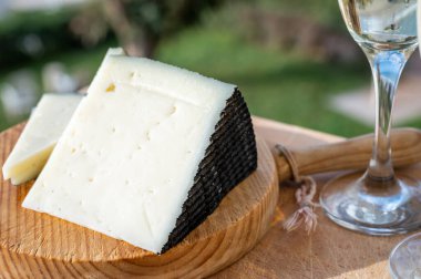 İspanyol sert manchegosu, inek, koyun ve keçi peyniri sabah güneş ışığı altında servis edilir.