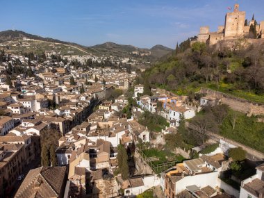 Hava manzaralı binalar, eski bölge, dağlar ve Alhambra sarayı, dünya mirası şehri Granada, Endülüs, İspanya ilkbaharda