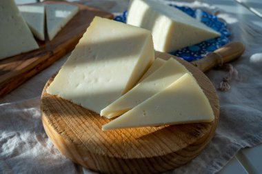 İspanyol sert manchegosu, inek, koyun ve keçi peyniri sabah güneş ışığı altında servis edilir.