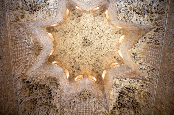 アルハンブラ宮殿グラナダ アンダルシア スペイン 建築の詳細のナスル朝宮殿の装飾的な天井と壁 — ストック写真