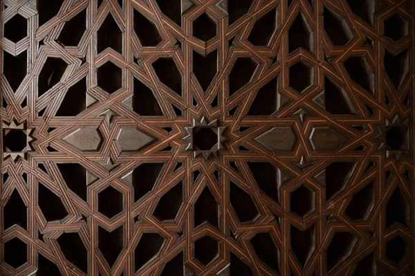 グラナダ アンダルシア スペインの古い木製のドアの中世の幾何学的な装飾品の例 — ストック写真