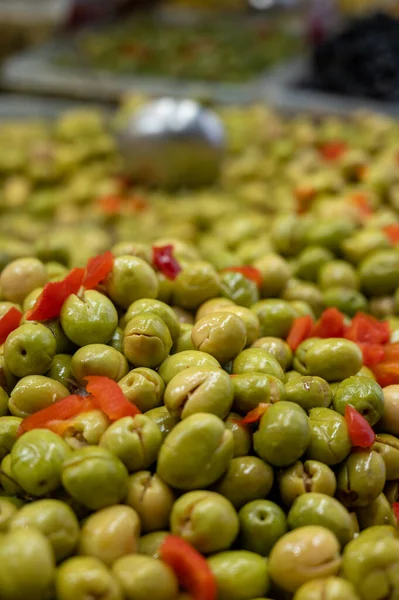 スペイン アンダルシア州マラガのファーマーズマーケットで熟したグリーンオリーブの盛り合わせ — ストック写真