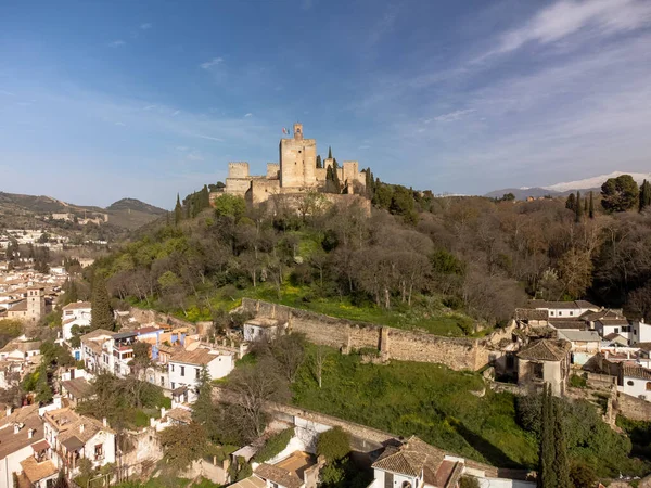 Luftpanoramablick Auf Gebäude Altstadt Berge Und Alhambra Palast Welterbestadt Granada — Stockfoto