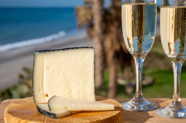 İspanyol sert manchegosu, inek, koyun ve keçi peyniri sabah güneş ışığı altında servis edilir.