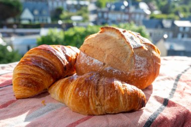 İki taze tereyağlı kruvasan ve beyaz buğday çiftçileri Fransız fırınından fırlamış.