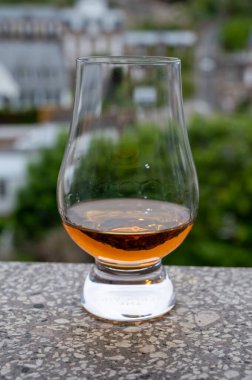 Viski barajı arka plandaki eski evleri gören, Edinburgh viski tatma turu, İskoçya