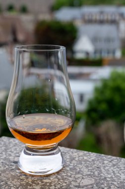 Viski barajı arka plandaki eski evleri gören, Edinburgh viski tatma turu, İskoçya