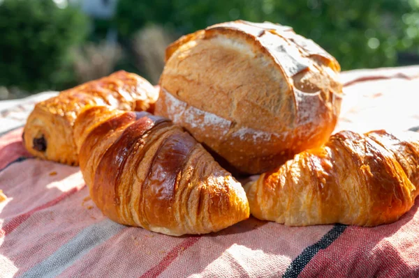 Deux Croissants Beurre Frais Une Poitrine Blé Boulangerie Artisanale Française — Photo