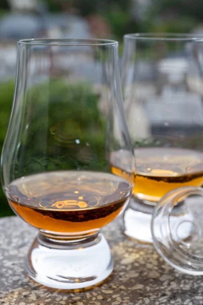 Twee Drams Whisky Met Uitzicht Oude Huizen Achtergrond Edinburgh Whisky — Stockfoto