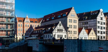Polonya 'nın Gdansk şehrinin eski orta kesiminde güneşli bir günde renkli cepheler ve binalar