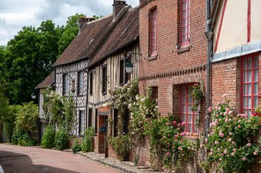 Turizm beldesi, en güzel Fransız köylerinden biri, Gerberoy - küçük tarihi köy, yarı keresteli evler ve renkli güller, Fransa
