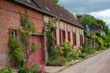 Turizm beldesi, en güzel Fransız köylerinden biri, Gerberoy - küçük tarihi köy, yarı keresteli evler ve renkli güller, Fransa