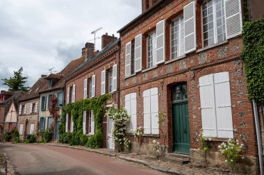 Turizm beldesi, en güzel Fransız köylerinden biri, Gerberoy - küçük tarihi köy, yarı keresteli evler ve renkli güller, Fransa