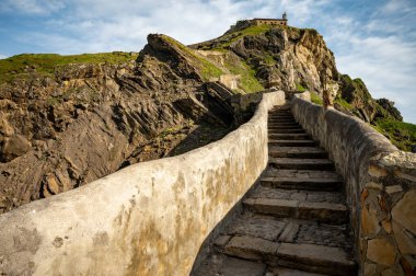 İspanya 'nın kuzeyinde San Juan de Gaztelugatxe şapeli ile ünlü kent simgesine ve film mekanına giden taştan patikada yürüyor.
