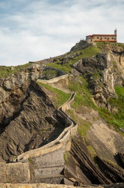 İspanya 'nın kuzeyinde San Juan de Gaztelugatxe şapeli ile ünlü kent simgesine ve film mekanına giden taştan patikada yürüyor.
