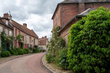 Turizm beldesi, en güzel Fransız köylerinden biri, Gerberoy - küçük tarihi köy, yarı keresteli evler ve renkli güller, Fransa