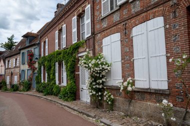 Turizm beldesi, en güzel Fransız köylerinden biri, Gerberoy - küçük tarihi köy, yarı keresteli evler ve renkli güller, Fransa