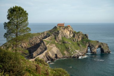 İspanya 'nın kuzeyinde San Juan de Gaztelugatxe şapeli ile ünlü kent simgesine ve film mekanına giden taştan patikada yürüyor.