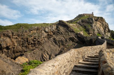 İspanya 'nın kuzeyinde San Juan de Gaztelugatxe şapeli ile ünlü kent simgesine ve film mekanına giden taştan patikada yürüyor.