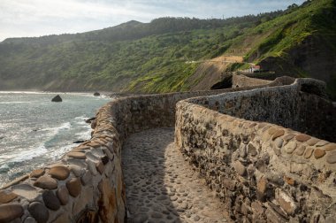 İspanya 'nın kuzeyinde San Juan de Gaztelugatxe şapeli ile ünlü kent simgesine ve film mekanına giden taştan patikada yürüyor.