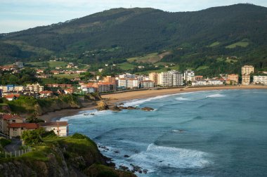 Bakio 'daki Atlantik Okyanus Koyu, Bilbao, Bask Ülkesi yakınlarındaki küçük turistik köy, İspanya