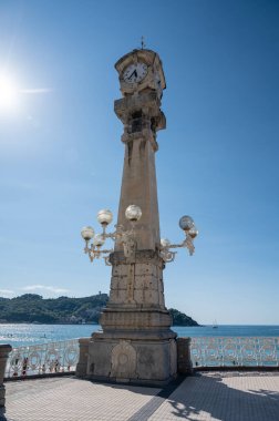 San Sebastian 'da ya da Donostia' da La Concha yakınlarında beyaz kumlu plajda yürümek, İspanya 'nın kuzeyinde, Bask Ülkesi' nde turistik bir nokta.