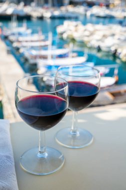 Açık terasta kırmızı şarap içmek yaşlı balıkçının limanını görmek Cassis, Provence, Fransa 'da renkli teknelerle