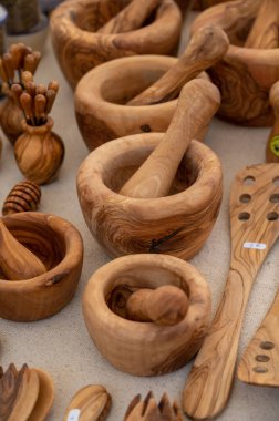 Çalışma masası, zeytin ağacı ahşap mutfak aletleri Provence, Fransa 'daki çiftçi pazarında