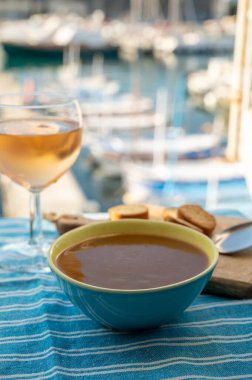 Fransa 'nın başkenti Cassis' te bulunan renkli balıkçıların teknelerinde sunulan ev yapımı lezzetli balık çorbası ve bir bardak soğuk gül şarabı. Provence Gıda.